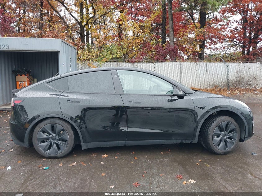 2025 Tesla Model Y Long Range Dual Motor Rear-Wheel Drive VIN: 7SAYGDED3SF246940 Lot: 43645134