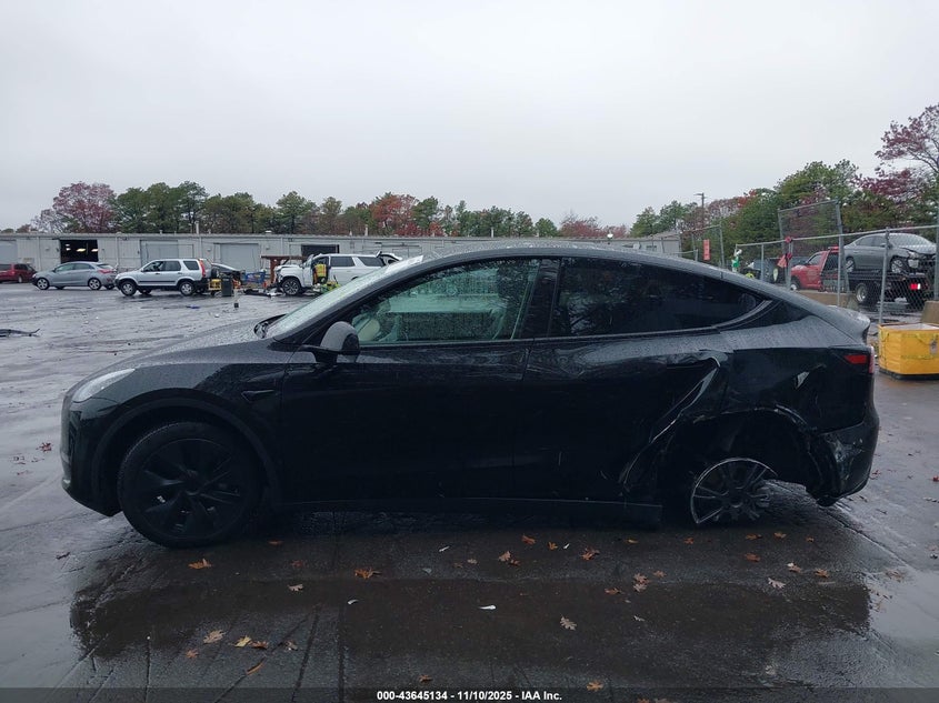 2025 Tesla Model Y Long Range Dual Motor Rear-Wheel Drive VIN: 7SAYGDED3SF246940 Lot: 43645134