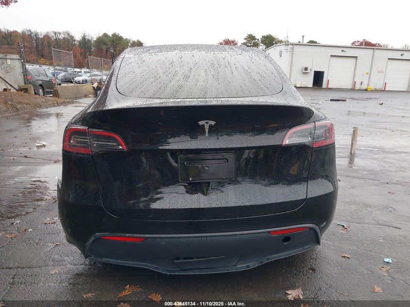 2025 Tesla Model Y Long Range Dual Motor Rear-Wheel Drive VIN: 7SAYGDED3SF246940 Lot: 43645134