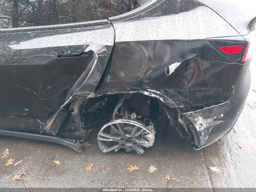 2025 Tesla Model Y Long Range Dual Motor Rear-Wheel Drive VIN: 7SAYGDED3SF246940 Lot: 43645134