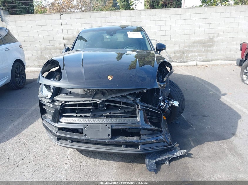 2024 Porsche Macan T VIN: WP1AA2A53RLB17556 Lot: 43645867