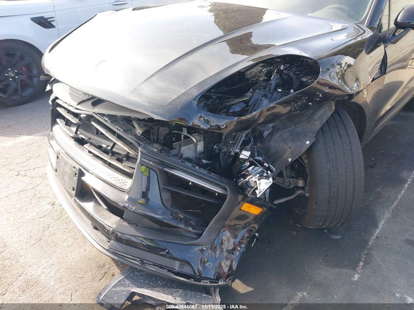 2024 Porsche Macan T VIN: WP1AA2A53RLB17556 Lot: 43645867