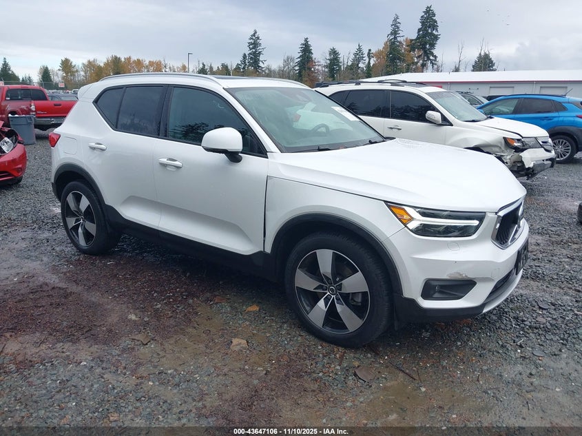 VOLVO XC40 T5 MOMENTUM