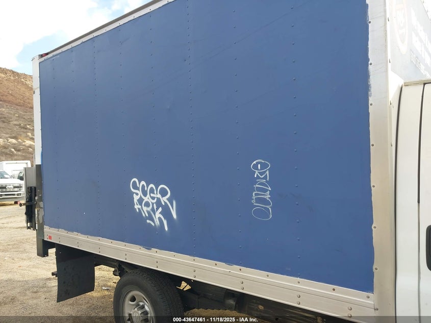 2017 Chevrolet Express Cutaway Work Van VIN: 1GB0GRFF9H1293726 Lot: 43647461