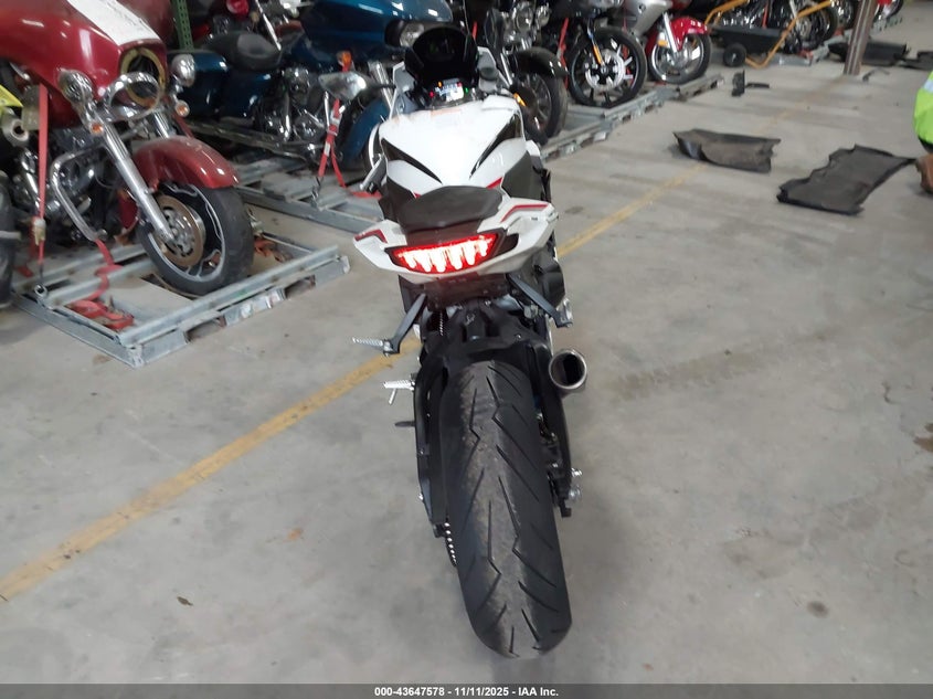 2025 Honda Cbr1000 Rr VIN: JH2SC7719SK800141 Lot: 43647578