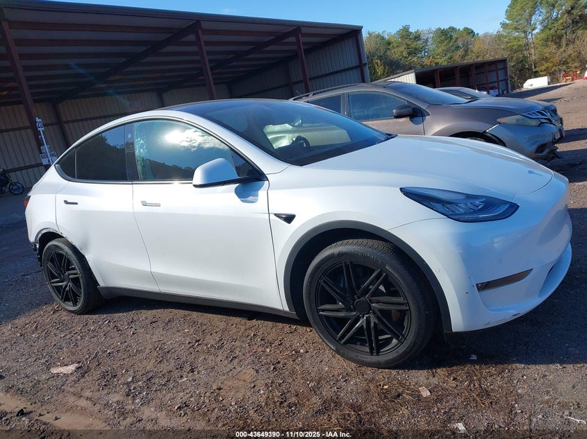 2021 Tesla Model Y Long Range Dual Motor All-Wheel Drive VIN: 5YJYGDEE6MF090241 Lot: 43649390