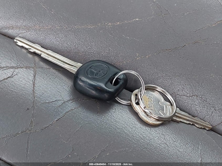 2000 Toyota Avalon Xls VIN: 4T1BF28B4YU070688 Lot: 43649454