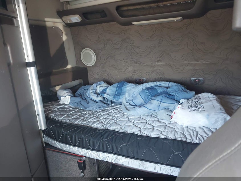 2016 VOLVO VN auction photo 6