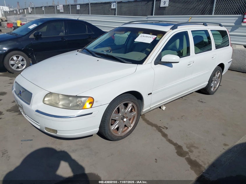 YV1SW592652505684 2005 VOLVO V70 photo no. 2