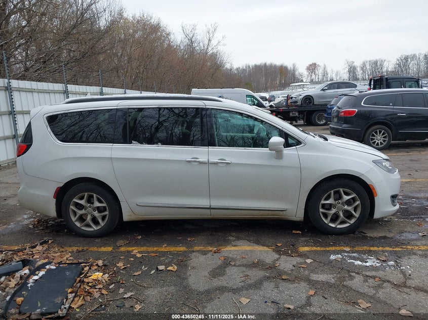 2017 Chrysler Pacifica Touring-L VIN: 2C4RC1BG0HR794921 Lot: 43650245