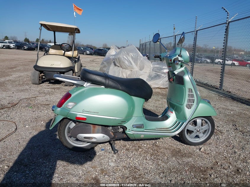 ZAPM319K455002068 2005 VESPA GRANTURISMO photo no. 12