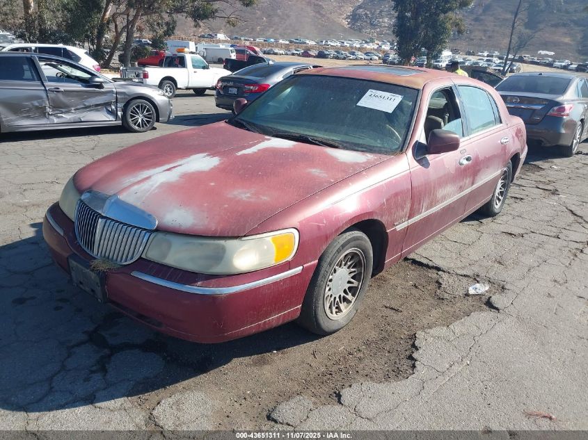 1LNHM82W7XY654671 1999 LINCOLN TOWN CAR photo no. 2
