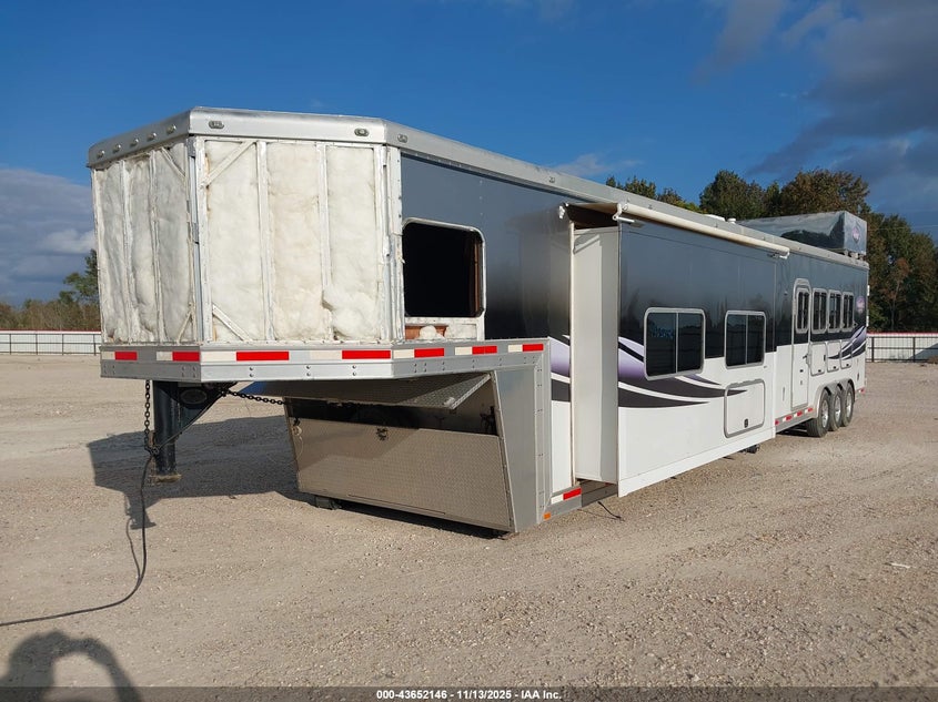 2010 LAKOTA 48FT GOOSE NECK WITH SLEEPER auction photo 2