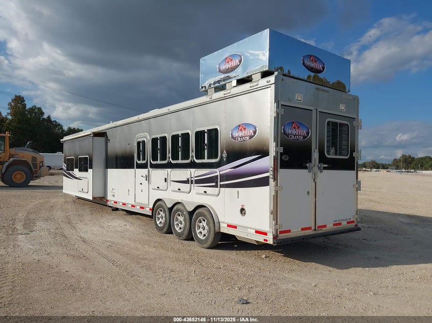 2010 LAKOTA 48FT GOOSE NECK WITH SLEEPER auction photo 3