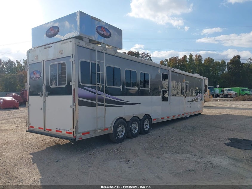 2010 LAKOTA 48FT GOOSE NECK WITH SLEEPER auction photo 4