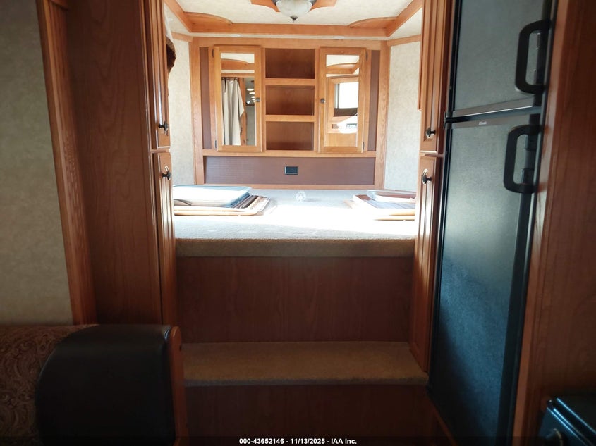 2010 LAKOTA 48FT GOOSE NECK WITH SLEEPER auction photo 5