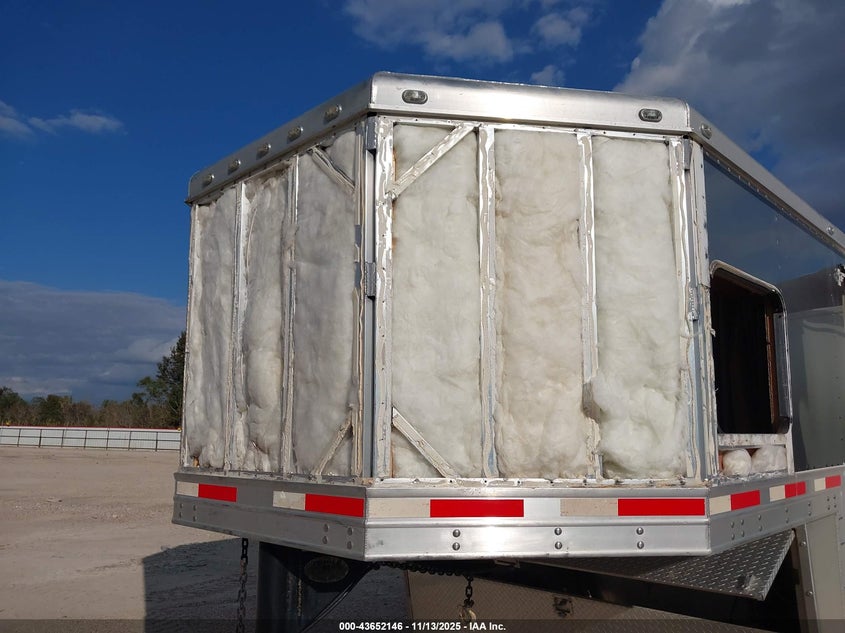 2010 LAKOTA 48FT GOOSE NECK WITH SLEEPER auction photo 6