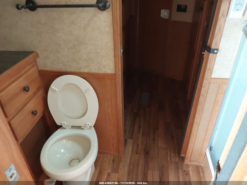 2010 LAKOTA 48FT GOOSE NECK WITH SLEEPER auction photo 7
