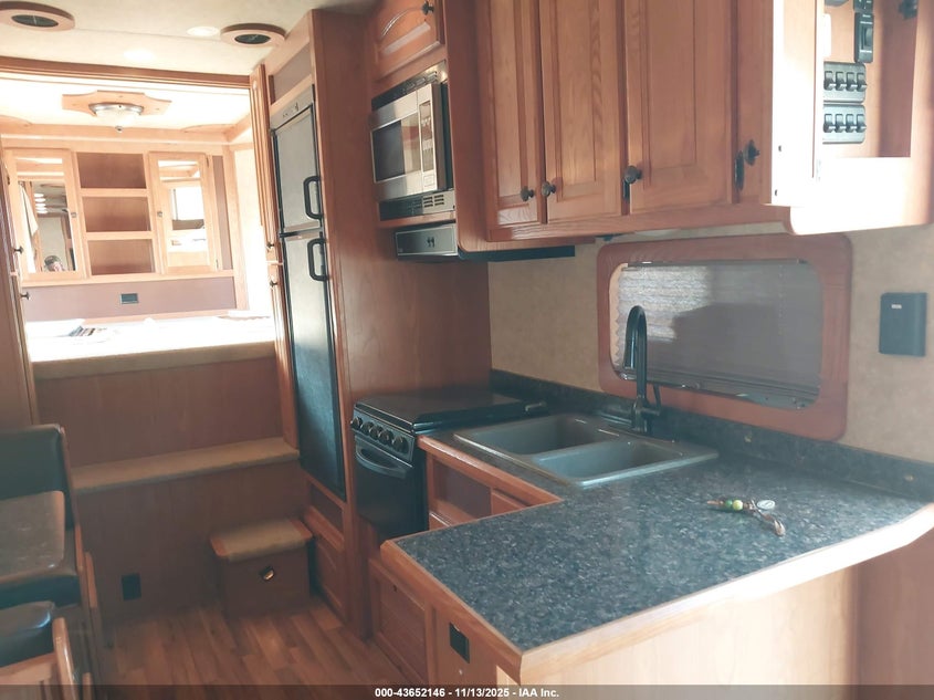 2010 LAKOTA 48FT GOOSE NECK WITH SLEEPER auction photo 8