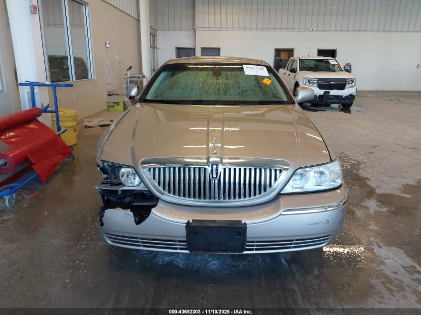 2003 Lincoln Town Car Signature VIN: 1LNHM82W13Y627430 Lot: 43652303