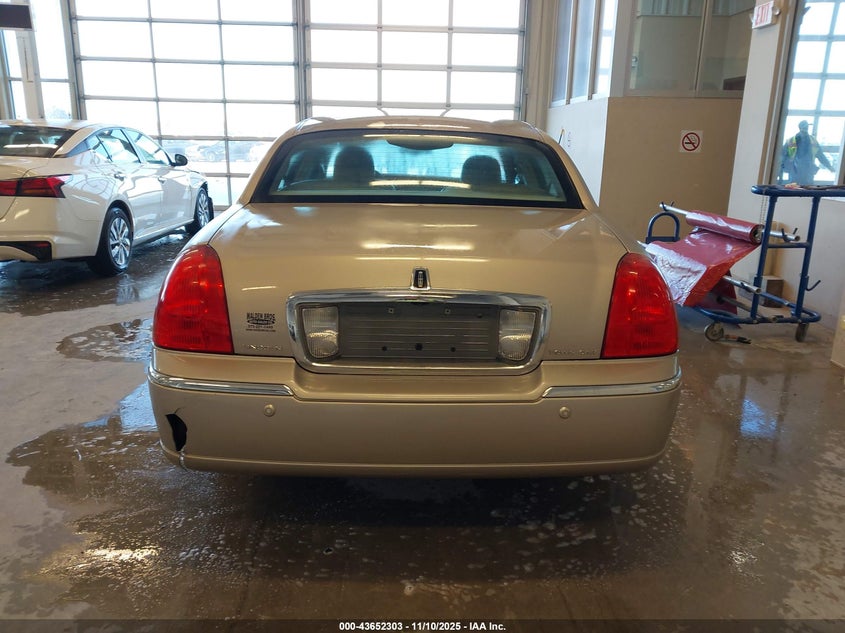2003 Lincoln Town Car Signature VIN: 1LNHM82W13Y627430 Lot: 43652303