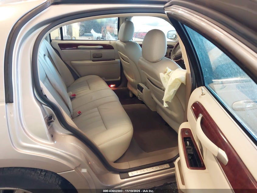 2003 Lincoln Town Car Signature VIN: 1LNHM82W13Y627430 Lot: 43652303