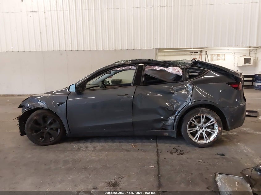 2023 Tesla Model Y Awd/Long Range Dual Motor All-Wheel Drive VIN: 7SAYGAEE6PF882606 Lot: 43652949
