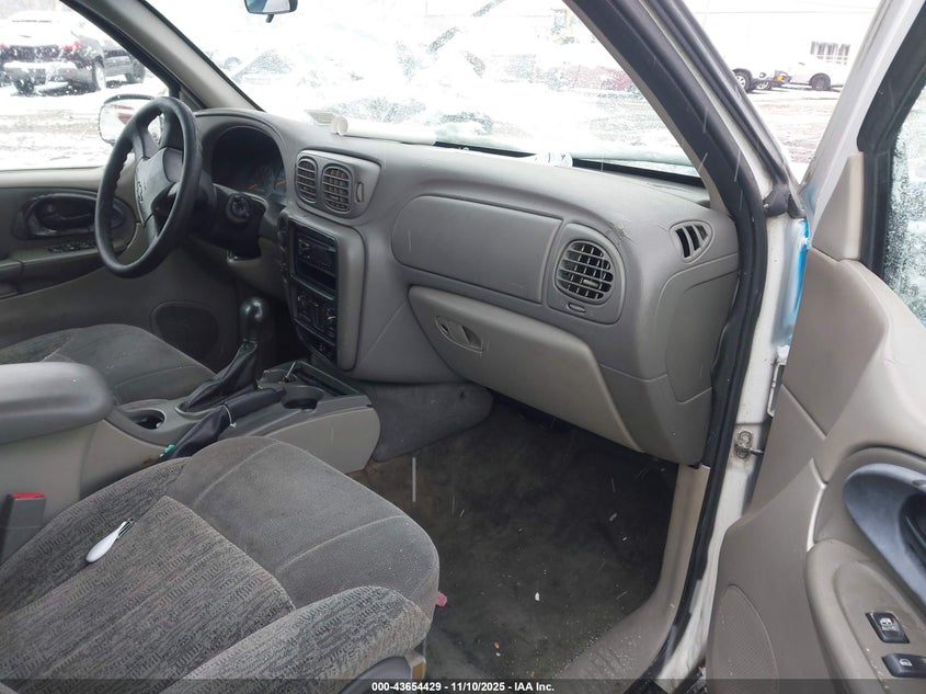 1GNDT13S622312429 2002 CHEVROLET TRAILBLAZER photo no. 5