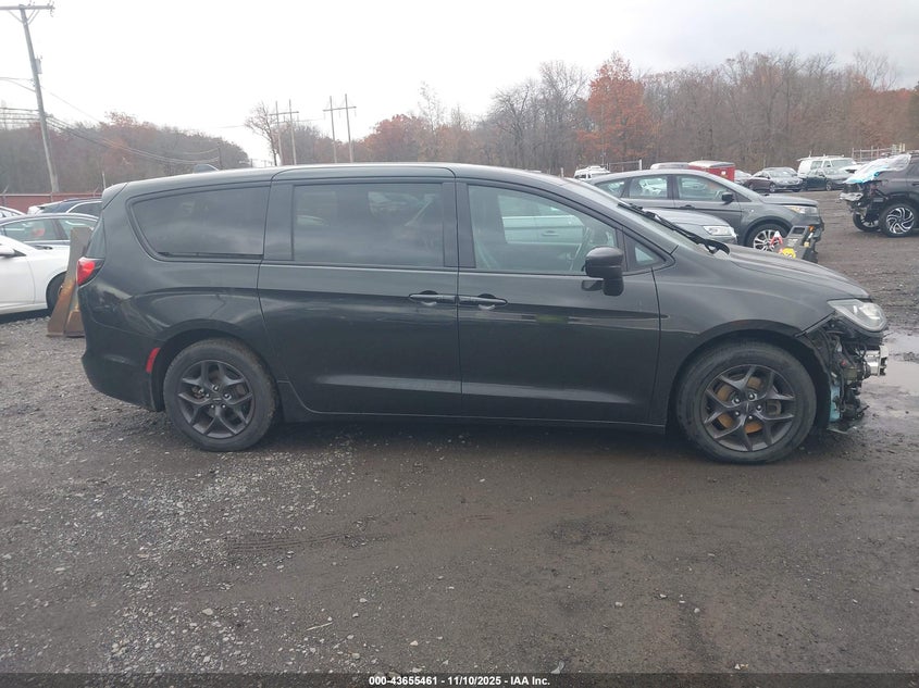 2018 Chrysler Pacifica Touring Plus VIN: 2C4RC1FG0JR287209 Lot: 43655461