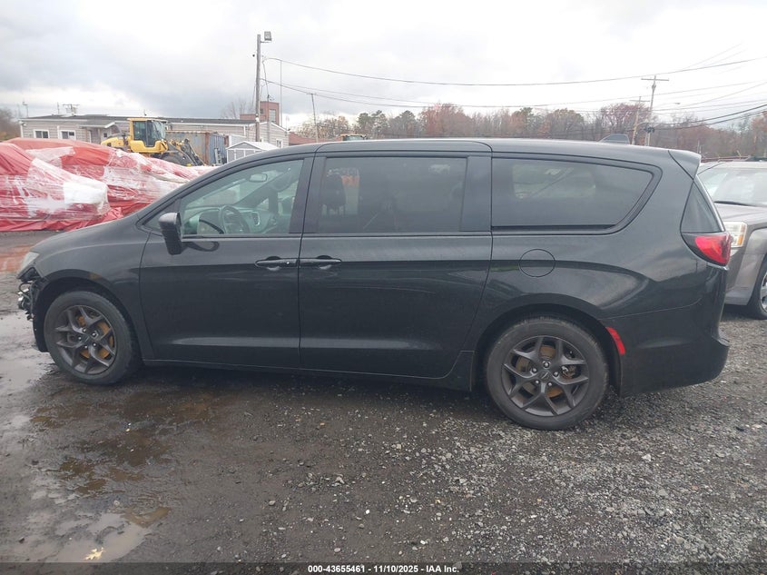 2018 Chrysler Pacifica Touring Plus VIN: 2C4RC1FG0JR287209 Lot: 43655461