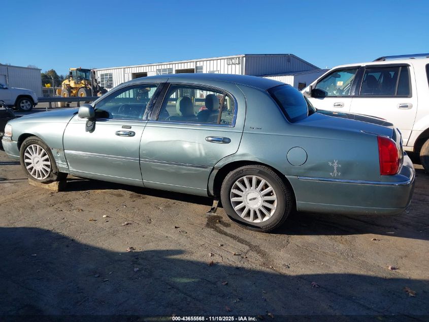 2005 Lincoln Town Car Signature VIN: 1LNHM81W55Y601756 Lot: 43655568