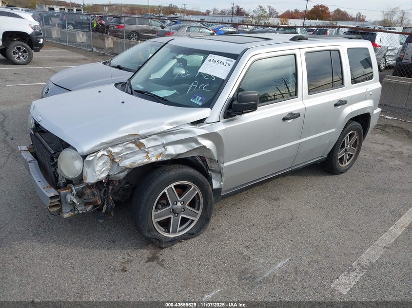 1J4FF28B79D121537 2009 JEEP LIBERTY (PATRIOT) photo no. 2