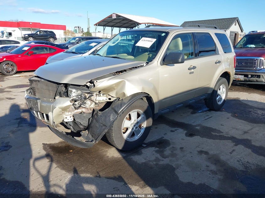 1FMCU0D71BKA79335 2011 FORD ESCAPE photo no. 2