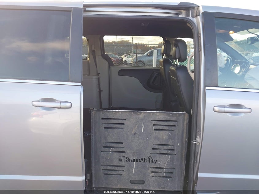 2018 Dodge Grand Caravan Sxt VIN: 2C4RDGCG9JR241544 Lot: 43656036