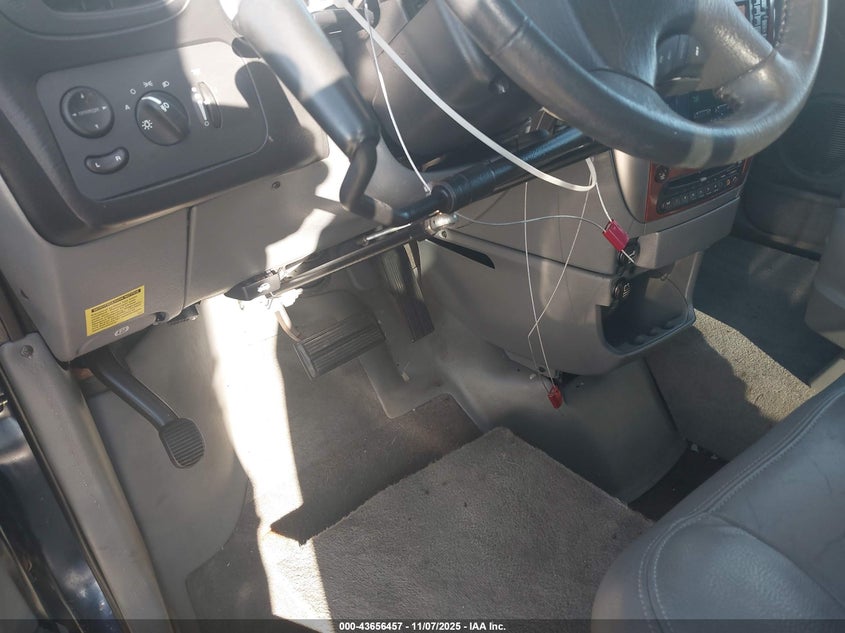 2005 Chrysler Town & Country Limited VIN: 2C4GP64L75R294933 Lot: 43826254