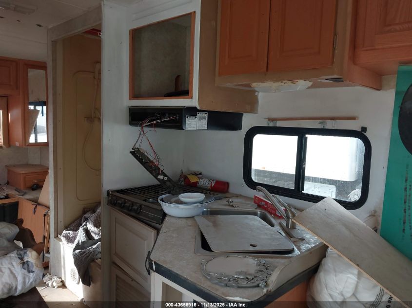 2004 Chevrolet Express Cutaway Base W/C7L/C7N VIN: 1GBJG31U841234457 Lot: 43656916