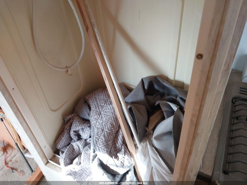 2004 Chevrolet Express Cutaway Base W/C7L/C7N VIN: 1GBJG31U841234457 Lot: 43656916