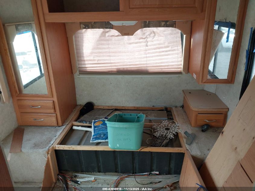 2004 Chevrolet Express Cutaway Base W/C7L/C7N VIN: 1GBJG31U841234457 Lot: 43656916