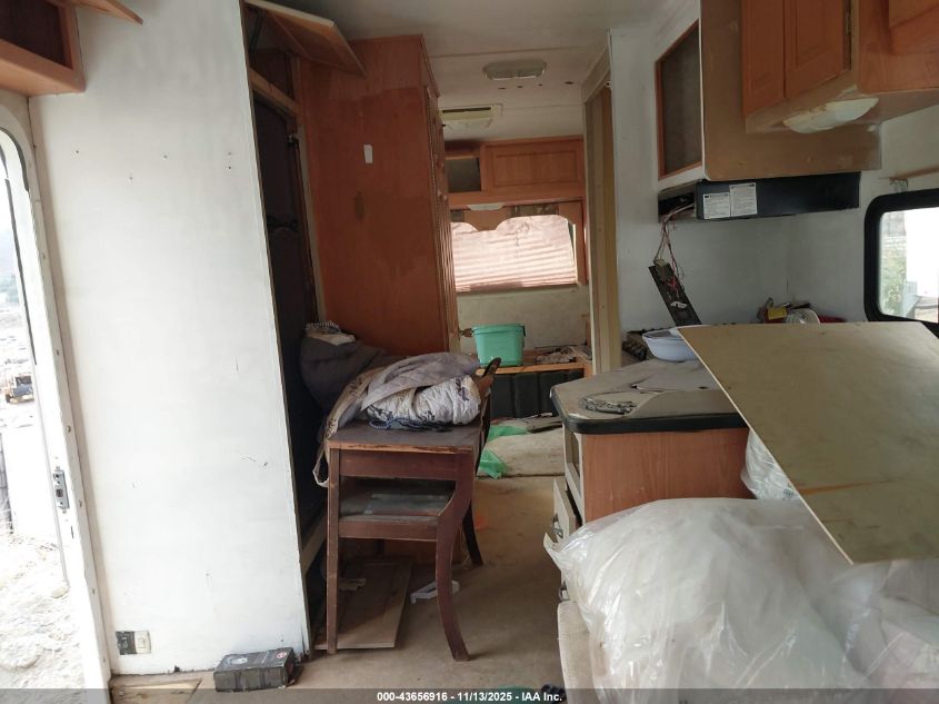 2004 Chevrolet Express Cutaway Base W/C7L/C7N VIN: 1GBJG31U841234457 Lot: 43656916