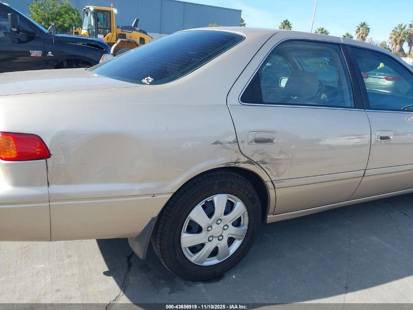 2000 Toyota Camry Le VIN: JT2BG22K1Y0388956 Lot: 43656919