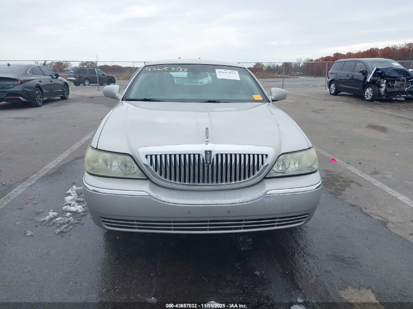 2003 Lincoln Town Car Executive VIN: 1LNHM81W53Y696994 Lot: 43657032