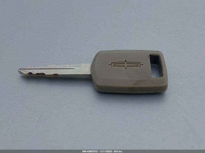 2003 Lincoln Town Car Executive VIN: 1LNHM81W53Y696994 Lot: 43657032