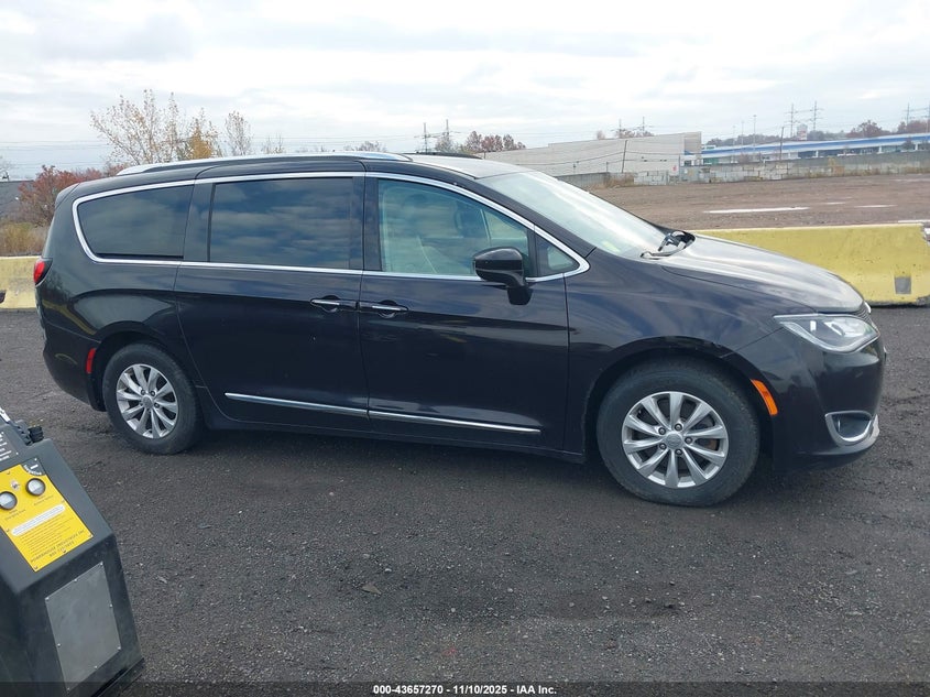 2018 Chrysler Pacifica Touring L VIN: 2C4RC1BG2JR142064 Lot: 43657270