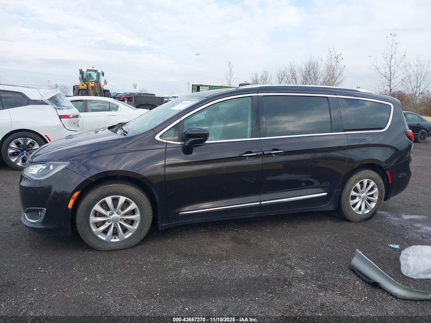 2018 Chrysler Pacifica Touring L VIN: 2C4RC1BG2JR142064 Lot: 43657270