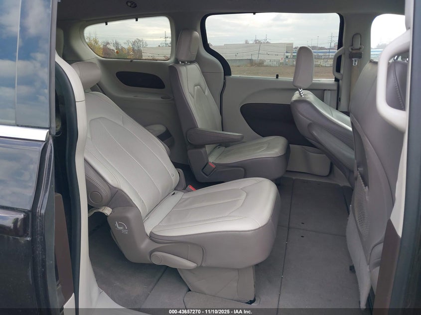 2018 Chrysler Pacifica Touring L VIN: 2C4RC1BG2JR142064 Lot: 43657270