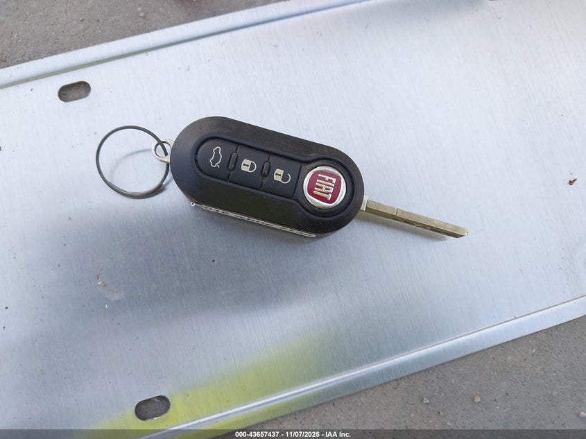 2016 Fiat 500E Battery Electric VIN: 3C3CFFGEXGT121992 Lot: 43657437