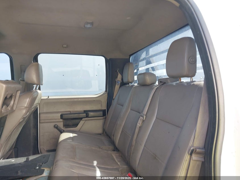 2017 Ford F-350 Chassis Xl VIN: 1FD8W3HT5HED52115 Lot: 43657597