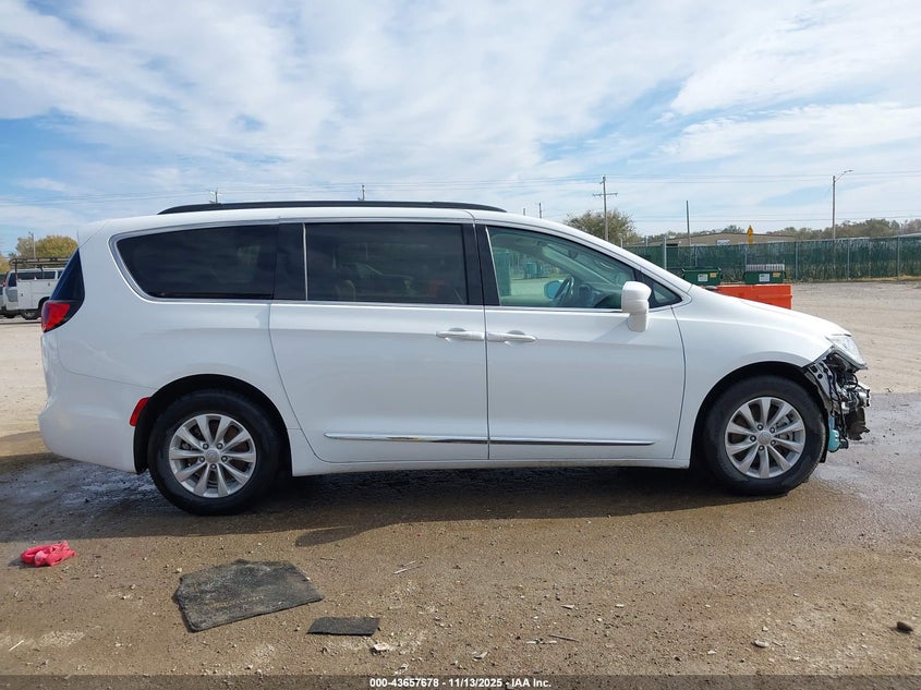 2017 Chrysler Pacifica Touring-L VIN: 2C4RC1BG6HR719981 Lot: 43657678