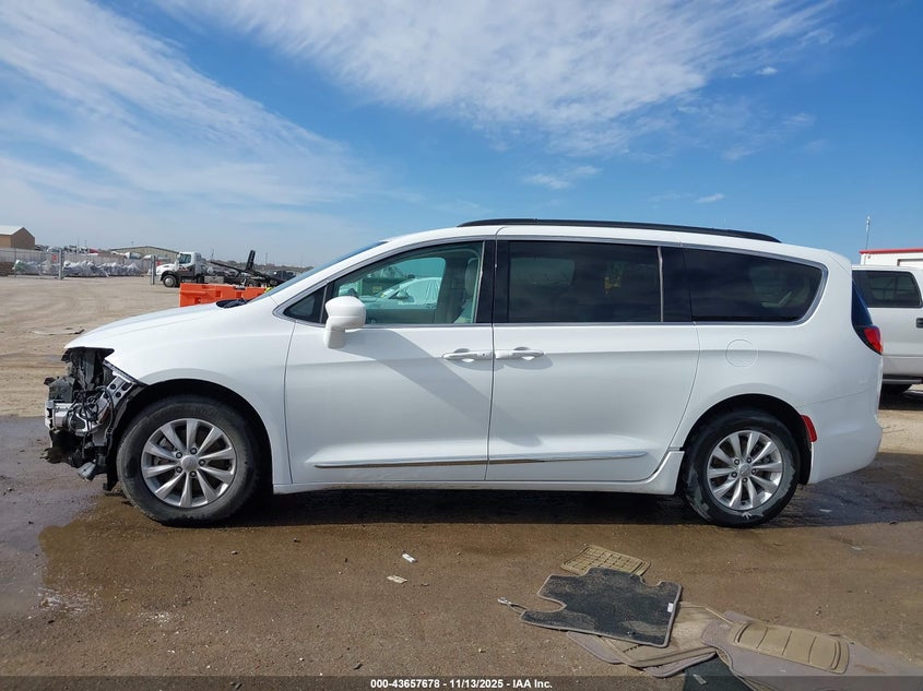 2017 Chrysler Pacifica Touring-L VIN: 2C4RC1BG6HR719981 Lot: 43657678