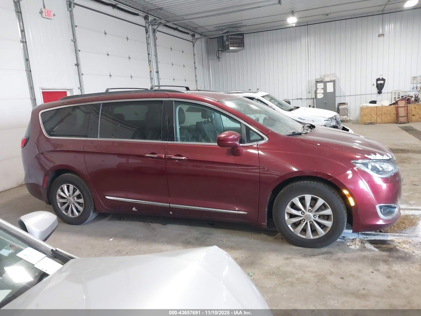2017 Chrysler Pacifica Touring-L VIN: 2C4RC1BGXHR687889 Lot: 43657691